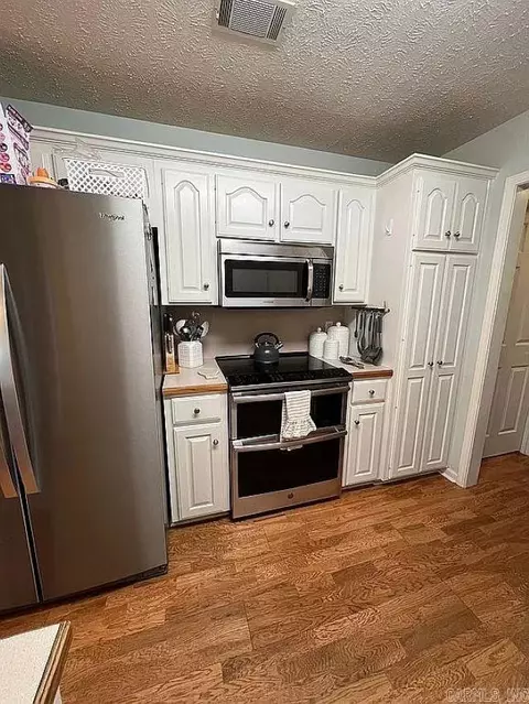 Kitchen - 1660 Doe Trl, Conway, AR 72034 photo 3 of 6