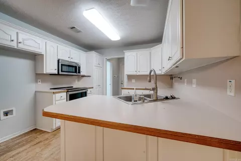 Kitchen - 1660 Doe Trl, Conway, AR 72034 photo 4 of 6