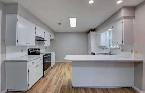 Kitchen - 6531 Forrest Oak Dr, Pine Bluff, AR 71603 photo 2 of 3