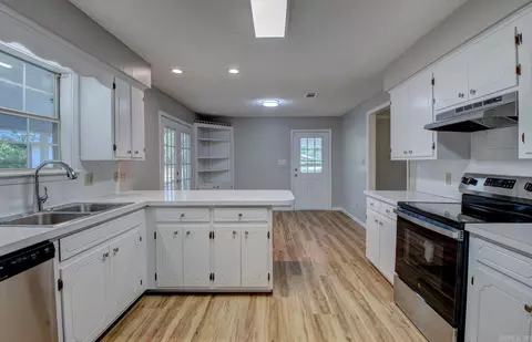 Kitchen - 6531 Forrest Oak Dr, Pine Bluff, AR 71603 photo 3 of 3