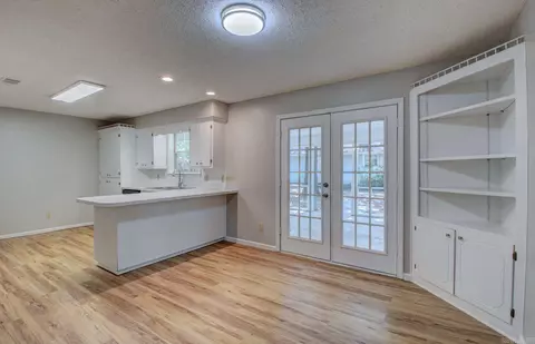 Living - 6531 Forrest Oak Dr, Pine Bluff, AR 71603 photo 4 of 5