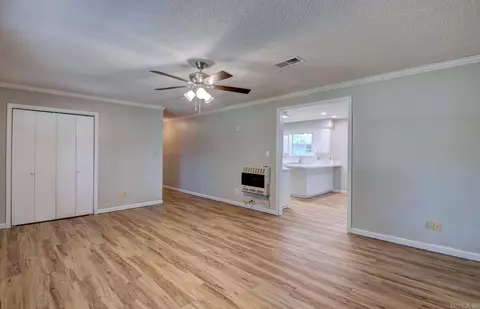 Living - 6531 Forrest Oak Dr, Pine Bluff, AR 71603 photo 2 of 5