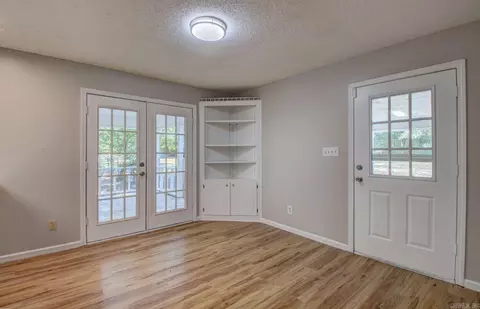 Living - 6531 Forrest Oak Dr, Pine Bluff, AR 71603 photo 3 of 5