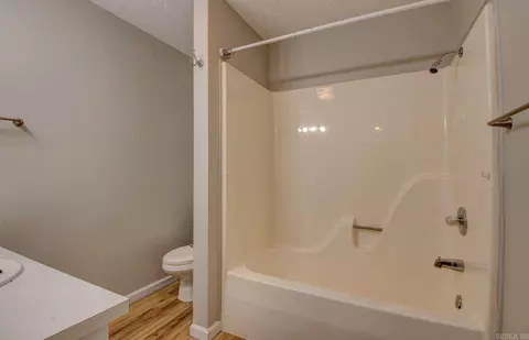 Bath - 6531 Forrest Oak Dr, Pine Bluff, AR 71603 photo 2 of 3