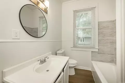 Bath - 400 NE 1st St, England, AR 72046 photo 1 of 2