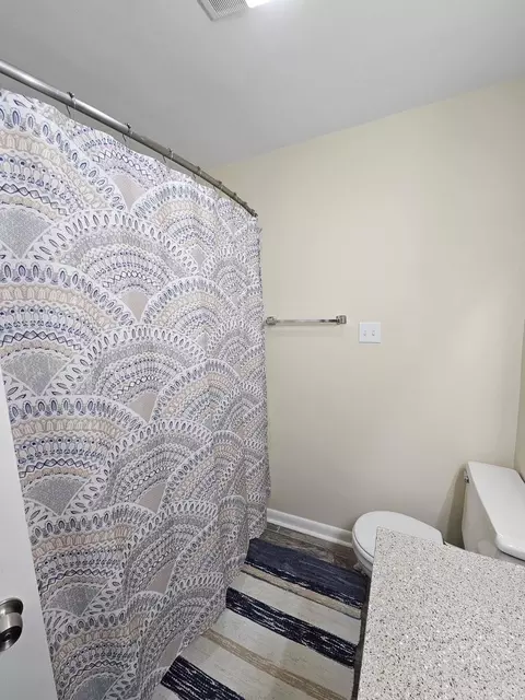 Bath - 1910 Harmon Dr, Benton, AR 72015 photo 2 of 3