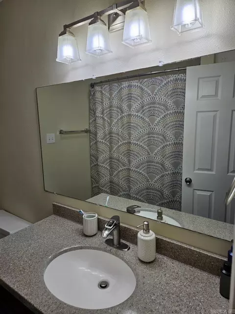 Bath - 1910 Harmon Dr, Benton, AR 72015 photo 3 of 3