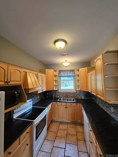 Kitchen - 1910 Harmon Dr, Benton, AR 72015 photo 2 of 3