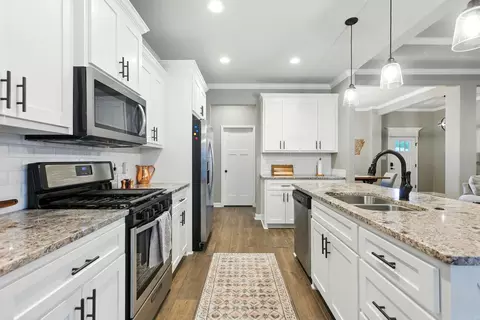 Entry Way - 4046 Hampton Dr, Benton, AR 72019 photo 3 of 9