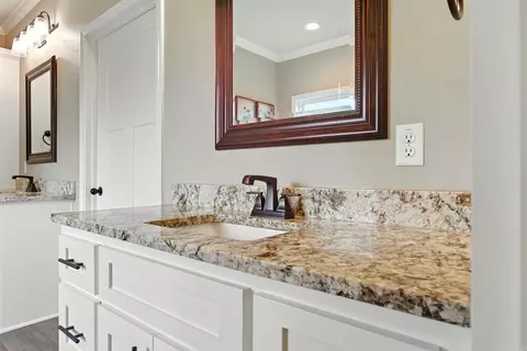 Bath - 4046 Hampton Dr, Benton, AR 72019 photo 1 of 5