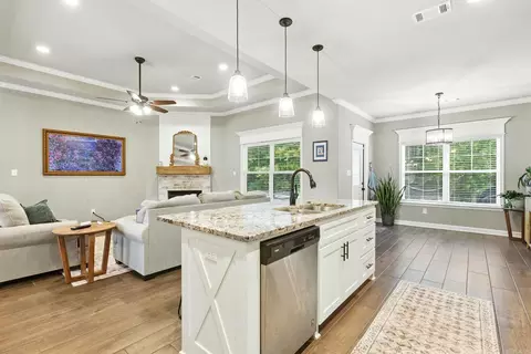 Entry Way - 4046 Hampton Dr, Benton, AR 72019 photo 5 of 9