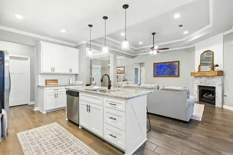 Entry Way - 4046 Hampton Dr, Benton, AR 72019 photo 2 of 9