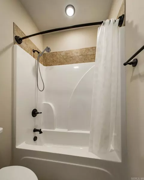 Bath - 6 Raspberry Ln, Cabot, AR 72023 photo 5 of 5