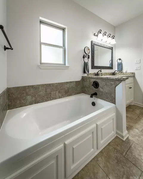 Bath - 6 Raspberry Ln, Cabot, AR 72023 photo 2 of 5