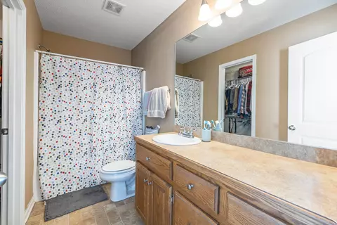 Bath - 1202 Meadows Dr, Benton, AR 72019 photo 1 of 2