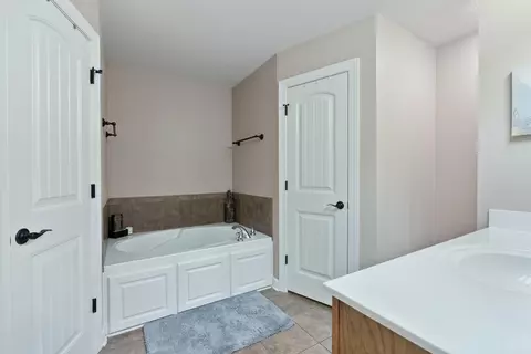 Bath - 42 Eaglebrook Dr, Conway, AR 72032 photo 3 of 5