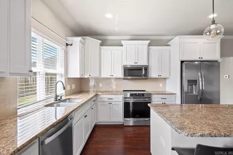 Kitchen - 1925 Massee Gdns, Conway, AR 72034 photo 2 of 4