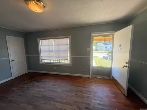 Living - 310 W 24th Ave, Pine Bluff, AR 71601 photo 2 of 4