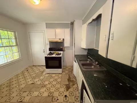 Kitchen - 310 W 24th Ave, Pine Bluff, AR 71601 photo 2 of 4