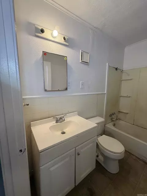 Bath - 310 W 24th Ave, Pine Bluff, AR 71601 photo 2 of 3