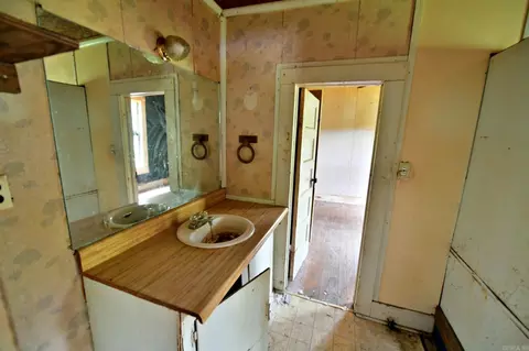 Bath - 1111 S Third St, Mena, AR 71953 photo 1 of 2