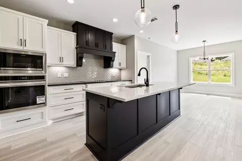 Kitchen - 5013 Clover Brook Dr, Bryant, AR 72022 photo 3 of 8