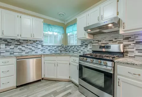 Kitchen - 16 Hickory Ridge Dr, Benton, AR 72015 photo 2 of 5