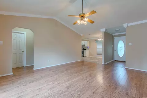 Living - 16 Hickory Ridge Dr, Benton, AR 72015 photo 2 of 4