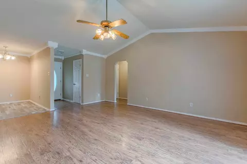 Living - 16 Hickory Ridge Dr, Benton, AR 72015 photo 3 of 4