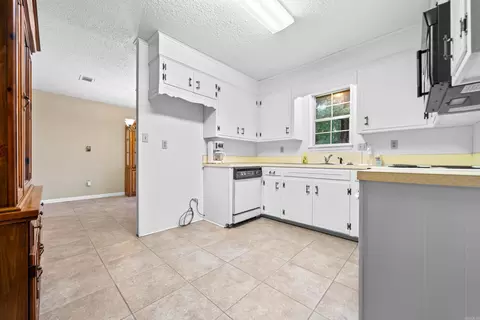 Kitchen - 395 Riveroaks Rd, Malvern, AR 72104 photo 2 of 4