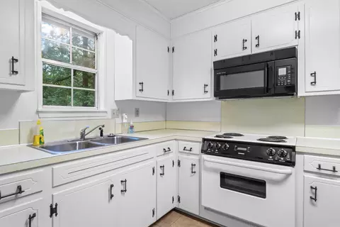 Kitchen - 395 Riveroaks Rd, Malvern, AR 72104 photo 3 of 4
