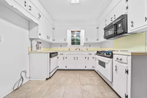 Kitchen - 395 Riveroaks Rd, Malvern, AR 72104 photo 1 of 4
