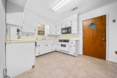 Entry Way - 395 Riveroaks Rd, Malvern, AR 72104 photo 1 of 2