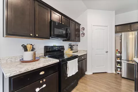 Kitchen - 41 Oak Leaf Dr, Conway, AR 72032 photo 2 of 5