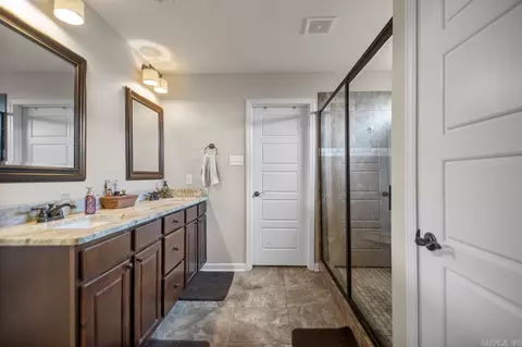 Bath - 6101 Remington Dr, Bryant, AR 72022 photo 2 of 3