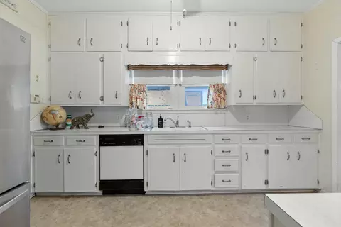 Kitchen - 541 Mcbee St, Malvern, AR 72104 photo 4 of 5