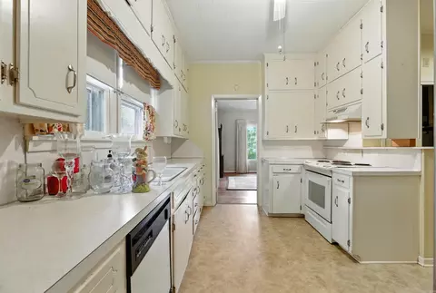 Kitchen - 541 Mcbee St, Malvern, AR 72104 photo 3 of 5