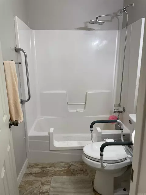 Bath - 921 Cedar, Trumann, AR 72472 photo 1 of 2