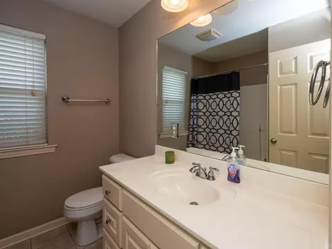 Bath - 4011 Evergreen Dr, Benton, AR 72015 photo 1 of 7