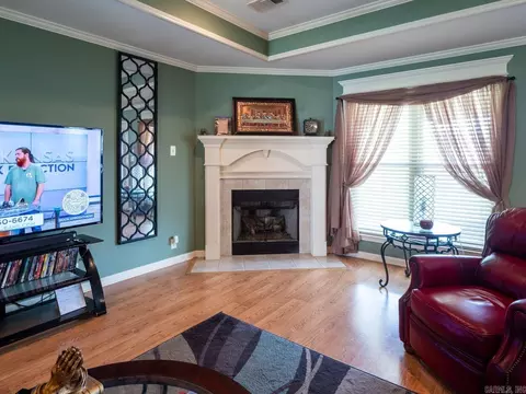 Living - 4011 Evergreen Dr, Benton, AR 72015 photo 2 of 4
