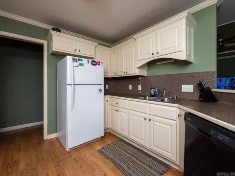 Kitchen - 4011 Evergreen Dr, Benton, AR 72015 photo 2 of 5