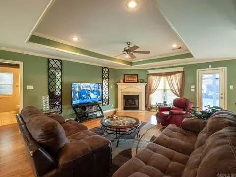 Living - 4011 Evergreen Dr, Benton, AR 72015 photo 3 of 4