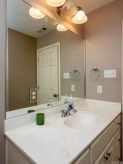 Bath - 4011 Evergreen Dr, Benton, AR 72015 photo 2 of 7