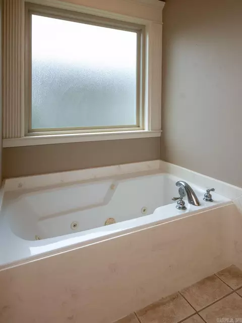 Bath - 4011 Evergreen Dr, Benton, AR 72015 photo 6 of 7