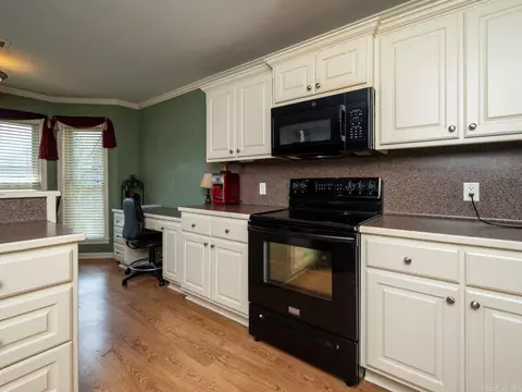 Kitchen - 4011 Evergreen Dr, Benton, AR 72015 photo 1 of 5