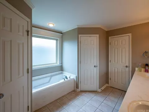 Bath - 4011 Evergreen Dr, Benton, AR 72015 photo 4 of 7