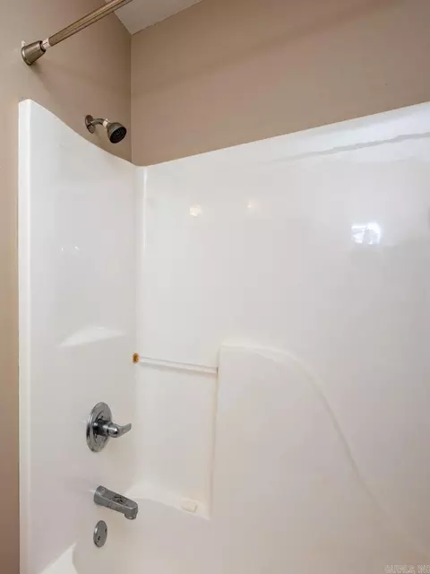 Bath - 4011 Evergreen Dr, Benton, AR 72015 photo 3 of 7