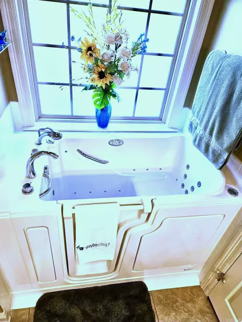 Bath - 607 Greystone Blvd, Cabot, AR 72023 photo 3 of 6