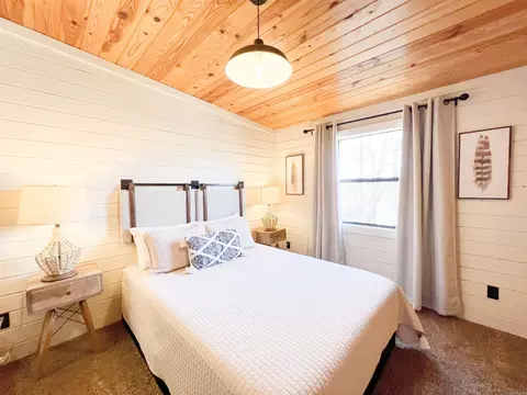 Bedroom - 912 Double Bridge Loop, Mountain View, AR 72560 photo 4 of 6