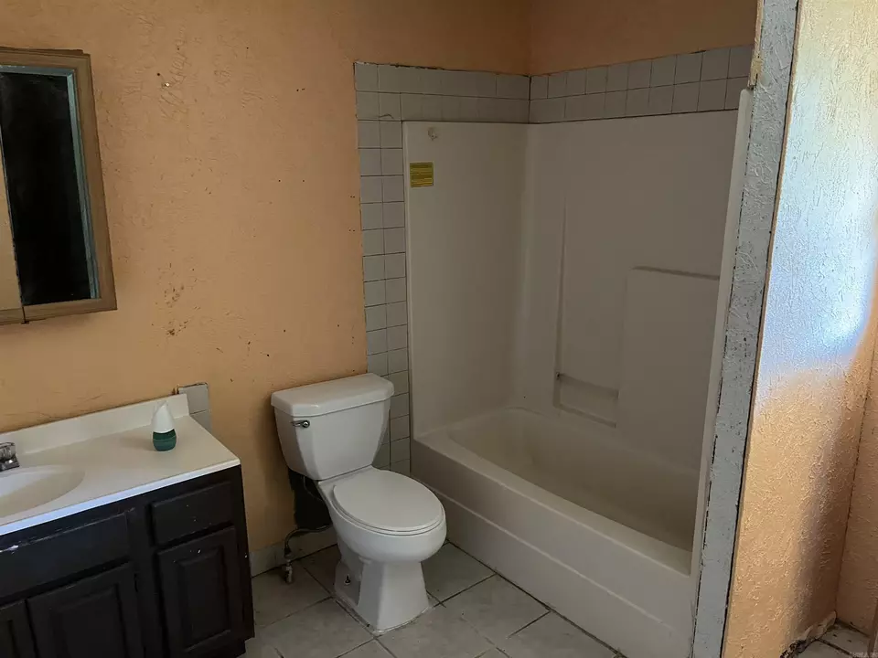 Bath - 354 W Highway 70 B, De Queen, AR 71832 photo 3 of 3